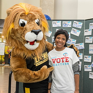 Roary (mascot) with student