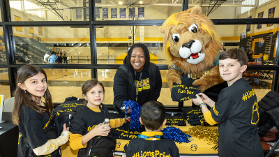 Alumni's children playing with roary