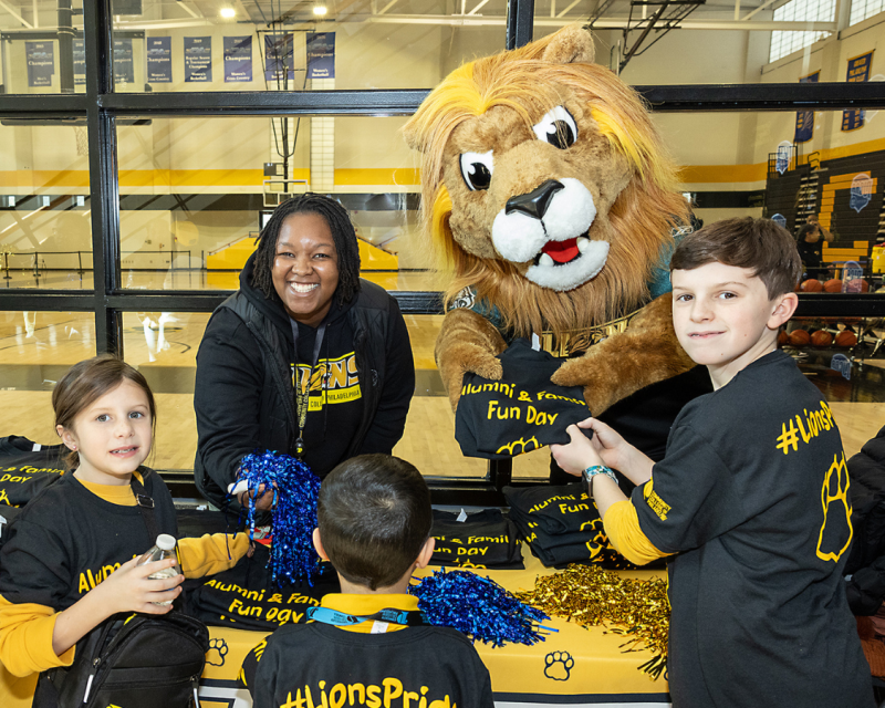Alumni's children playing with roary